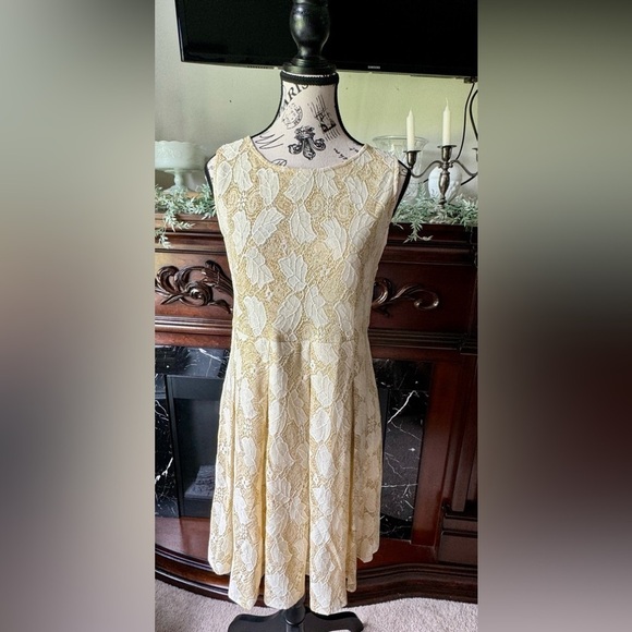 Women’s Cutie Gold Shimmer Leaf Sleeveless Dress Size 8 - Picture 2 of 8